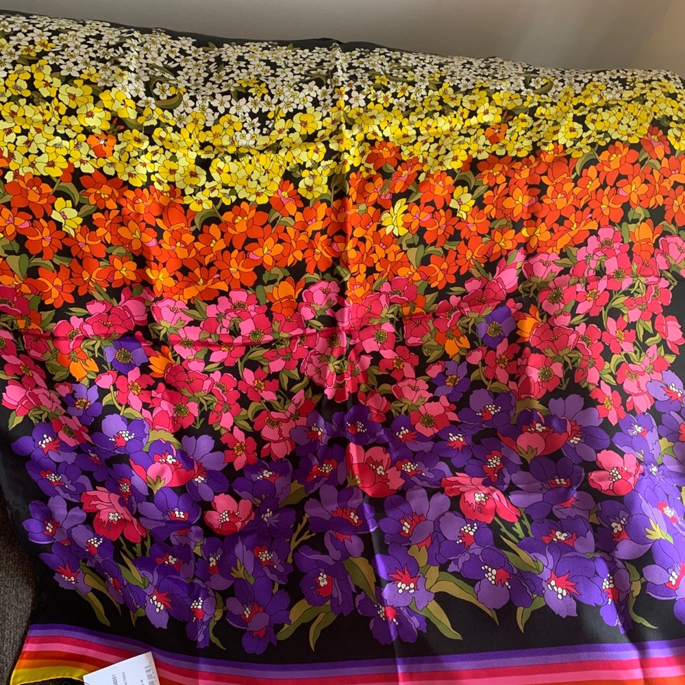 ⛔️SOLD⛔️Authentic GUCCI 34" Square Silk scarf - Picture 2 of 6